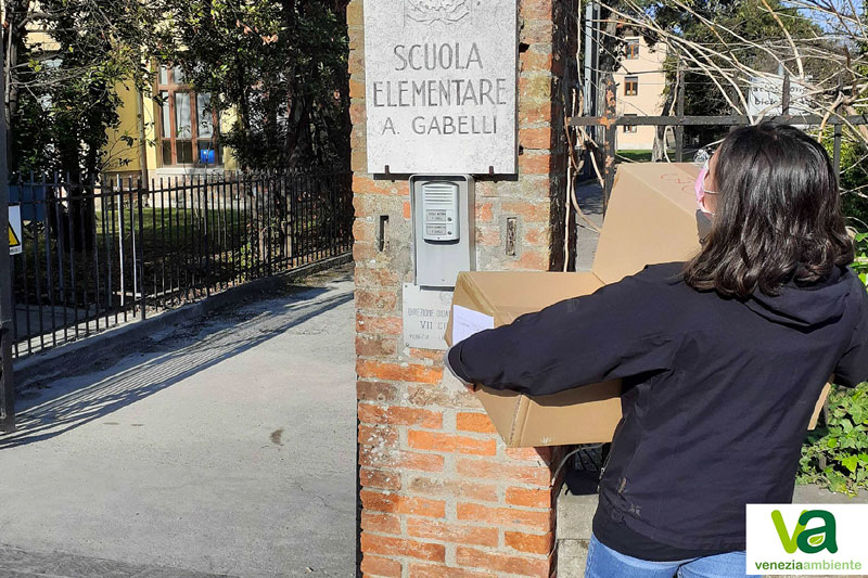 consegna delle borracce venezia ambiente presso le scuole elementari a cura di magvenezia